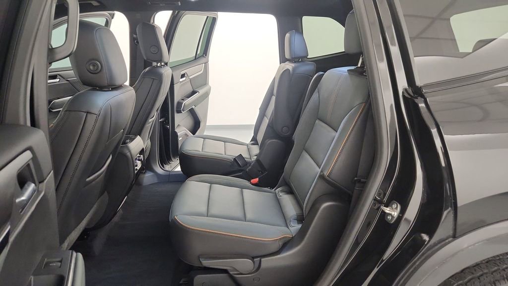 Used 2024 GMC Acadia AT4 w/ Luxury Package image 32