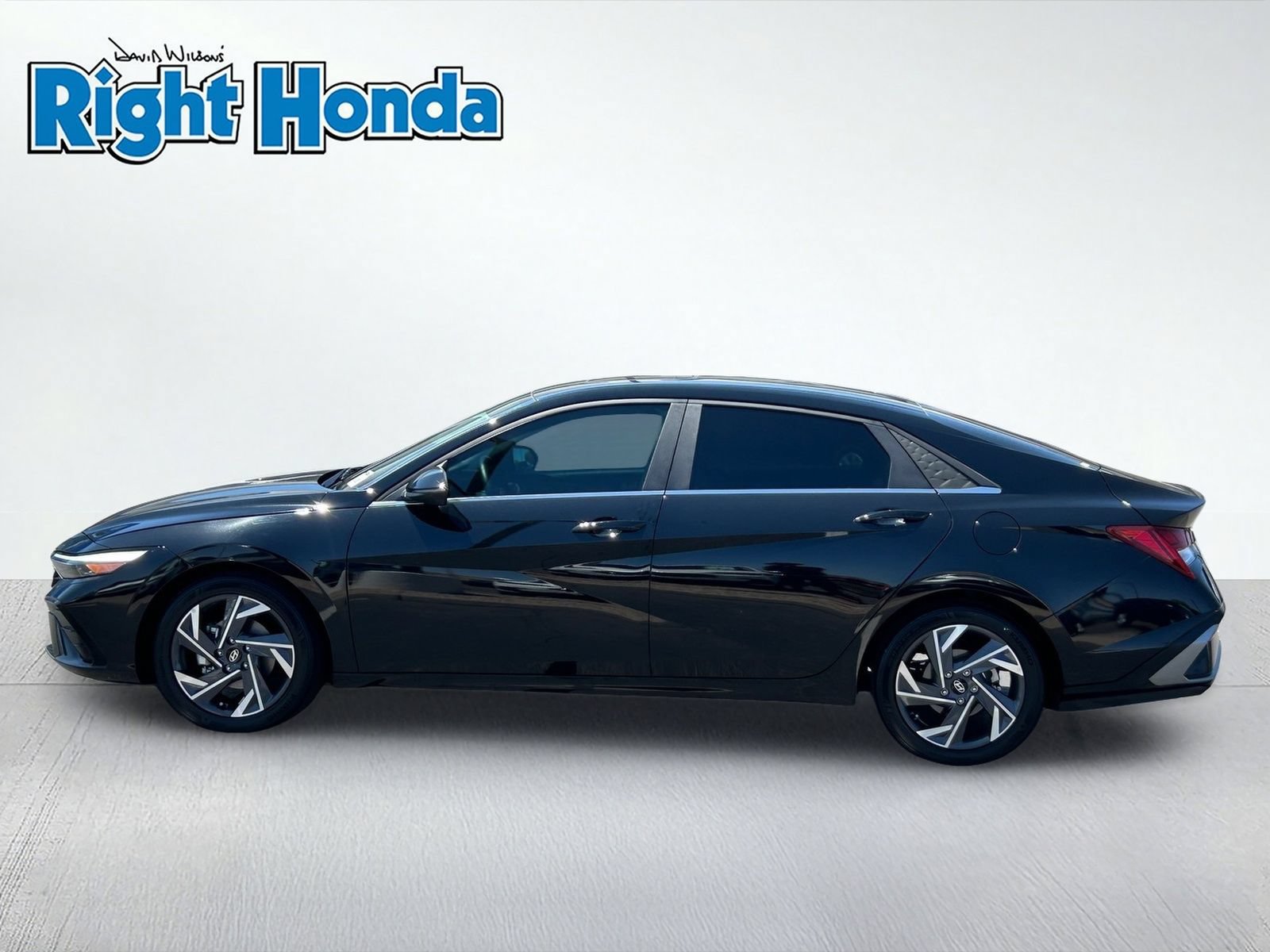 Used 2025 Hyundai Elantra Limited FWD image 3