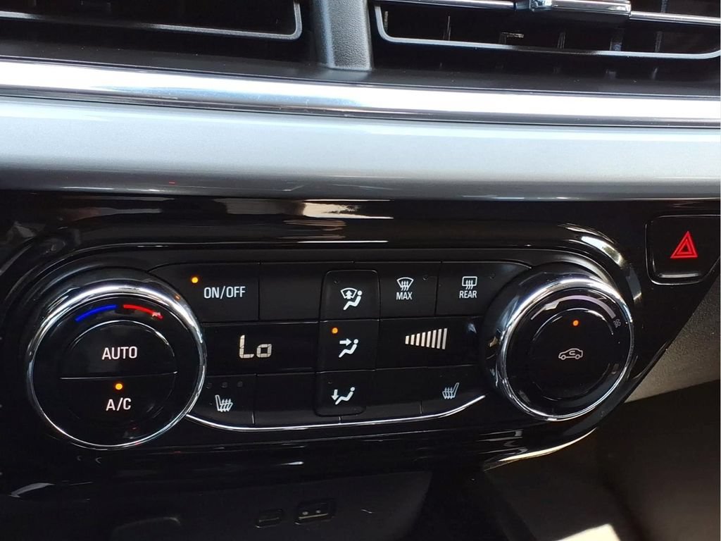 Used 2025 Chevrolet Trax LT w/ Driver Confidence Package FWD image 14