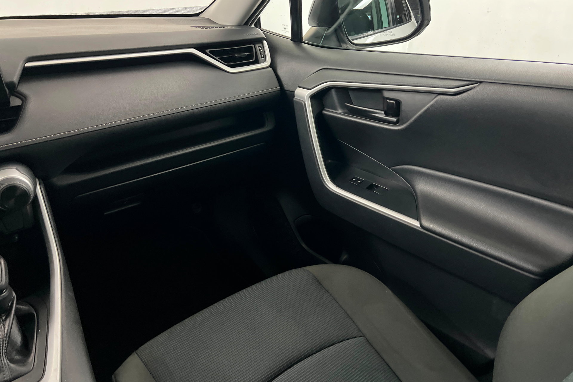 Used 2022 Toyota RAV4 LE FWD image 11