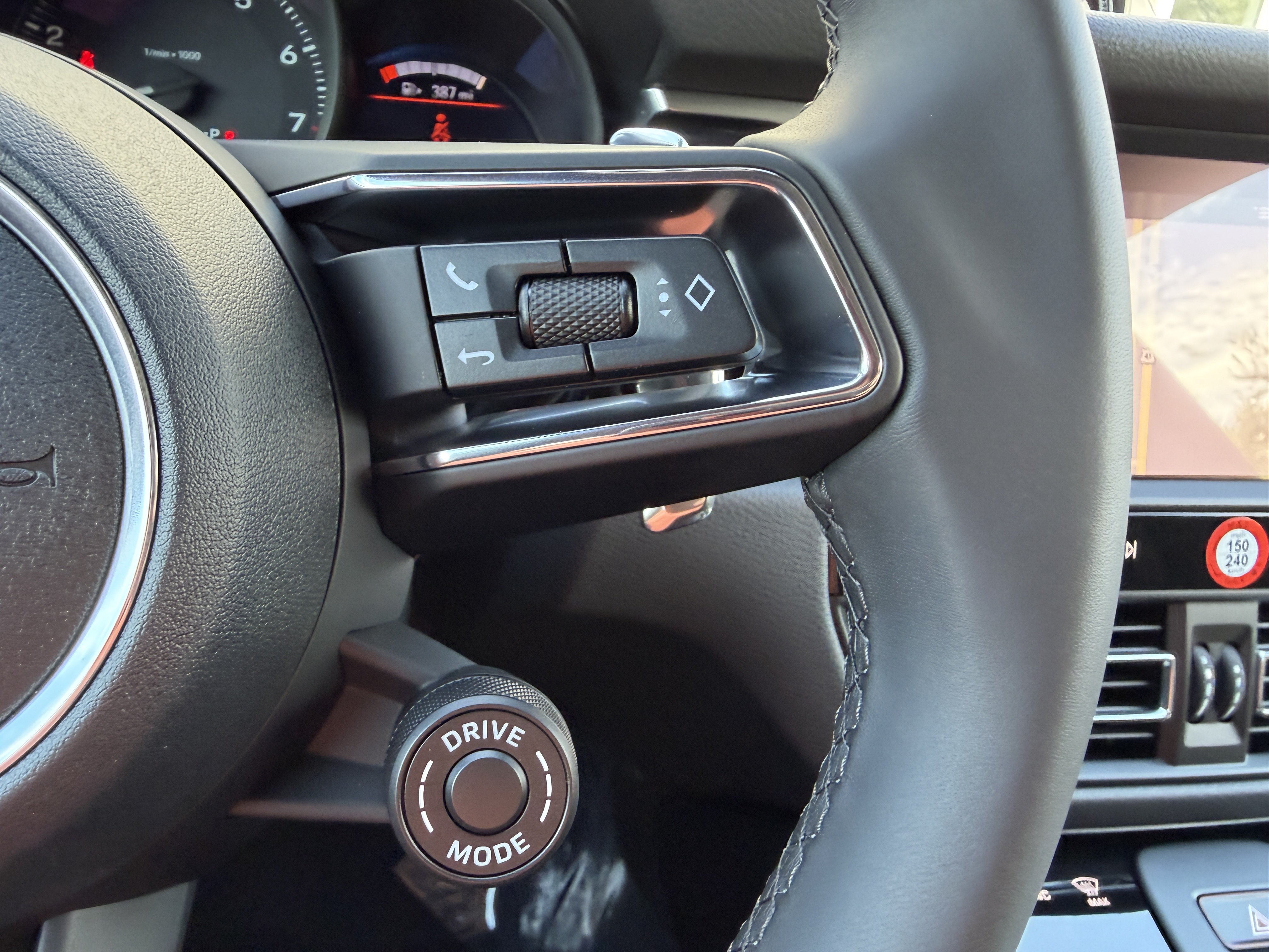 New 2026 Porsche Macan AWD/4WD image 32