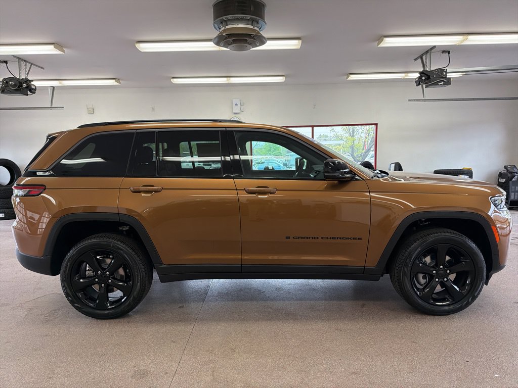 New 2026 Jeep Grand Cherokee Limited w/ Limited Altitude Package AWD/4WD image 29