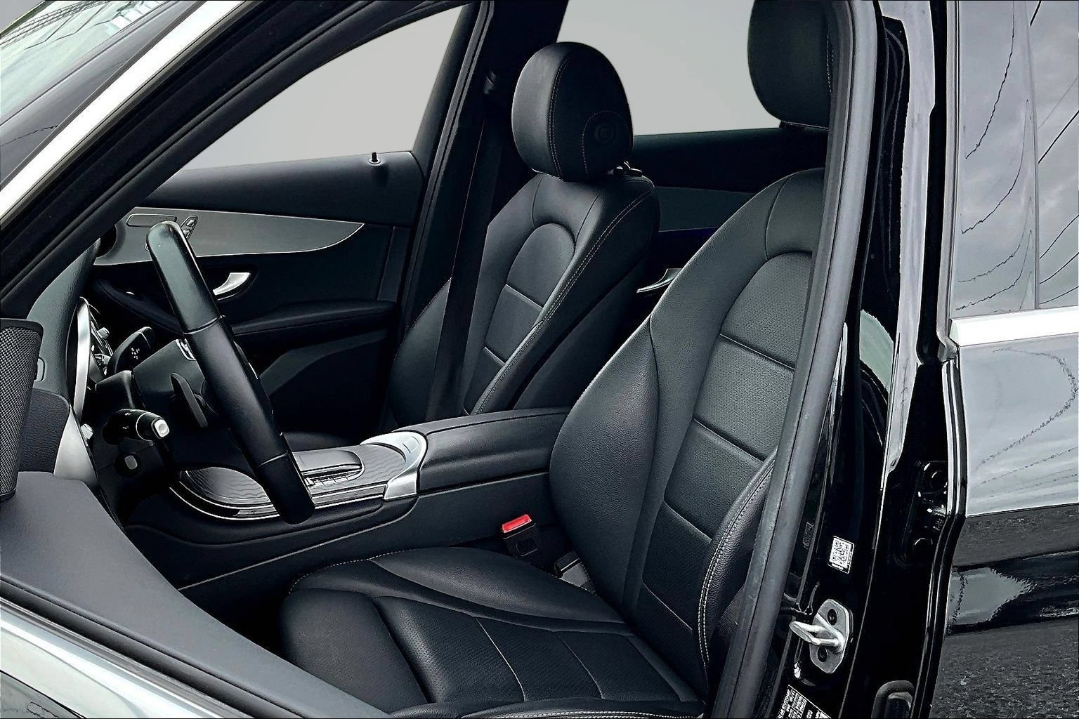 Used 2022 Mercedes-Benz GLC 300 w/ Premium Package Lite image 21
