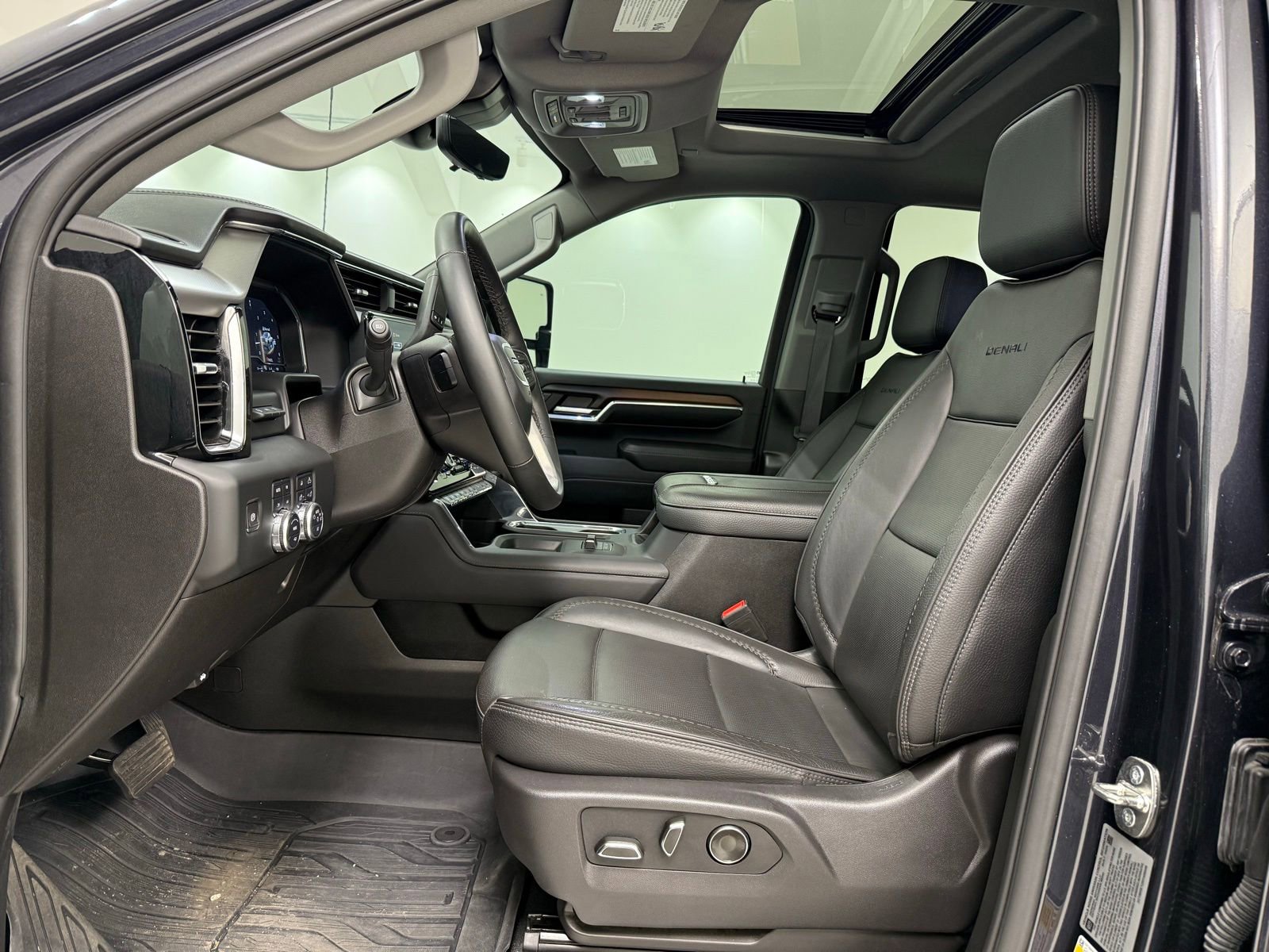 Used 2024 GMC Sierra 2500 Denali w/ Denali Reserve Package image 18