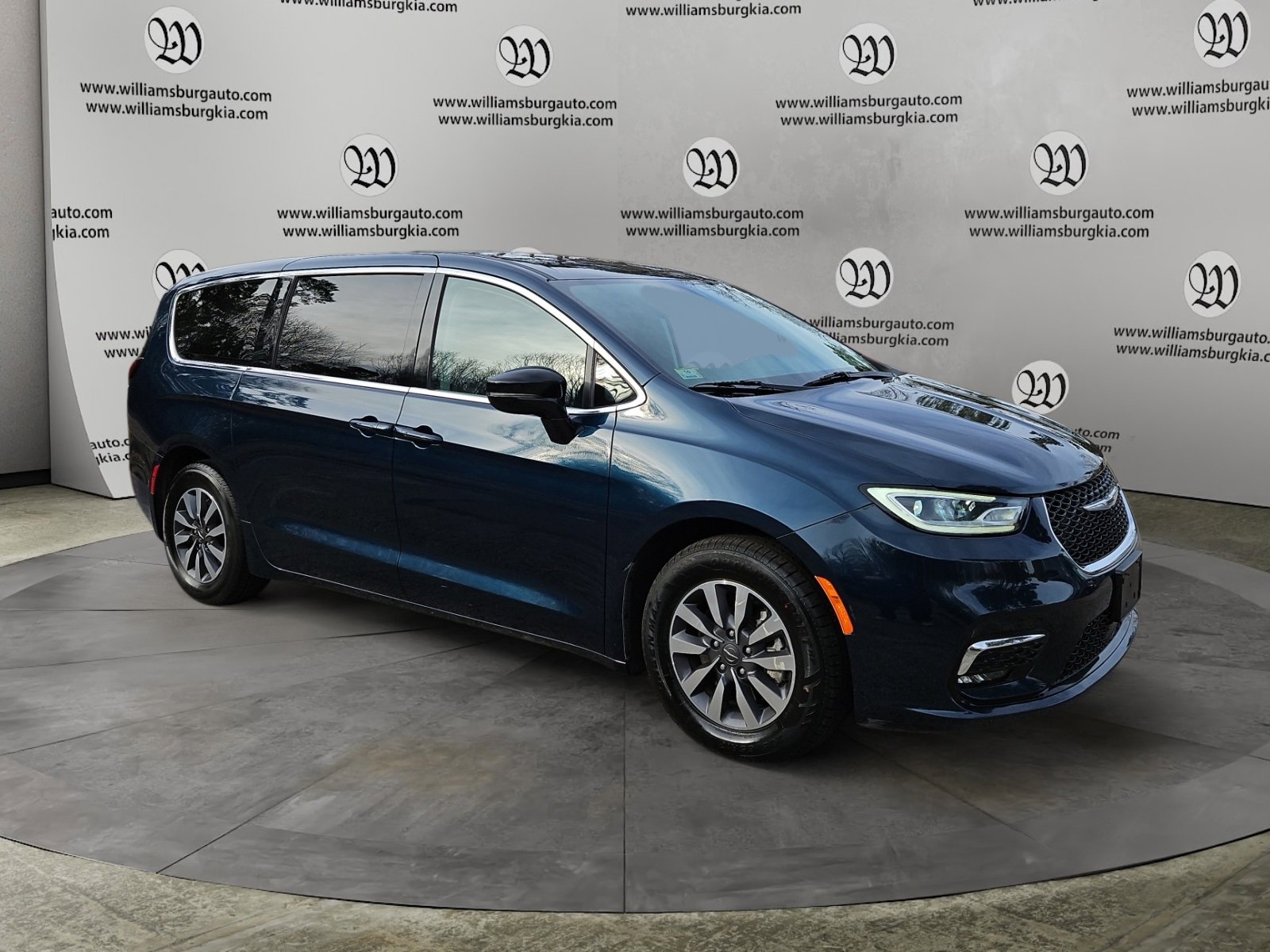 Used 2024 Chrysler Pacifica Select image 7