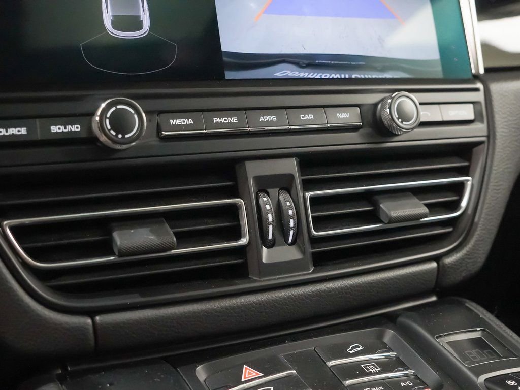 Certified 2021 Porsche Macan image 32