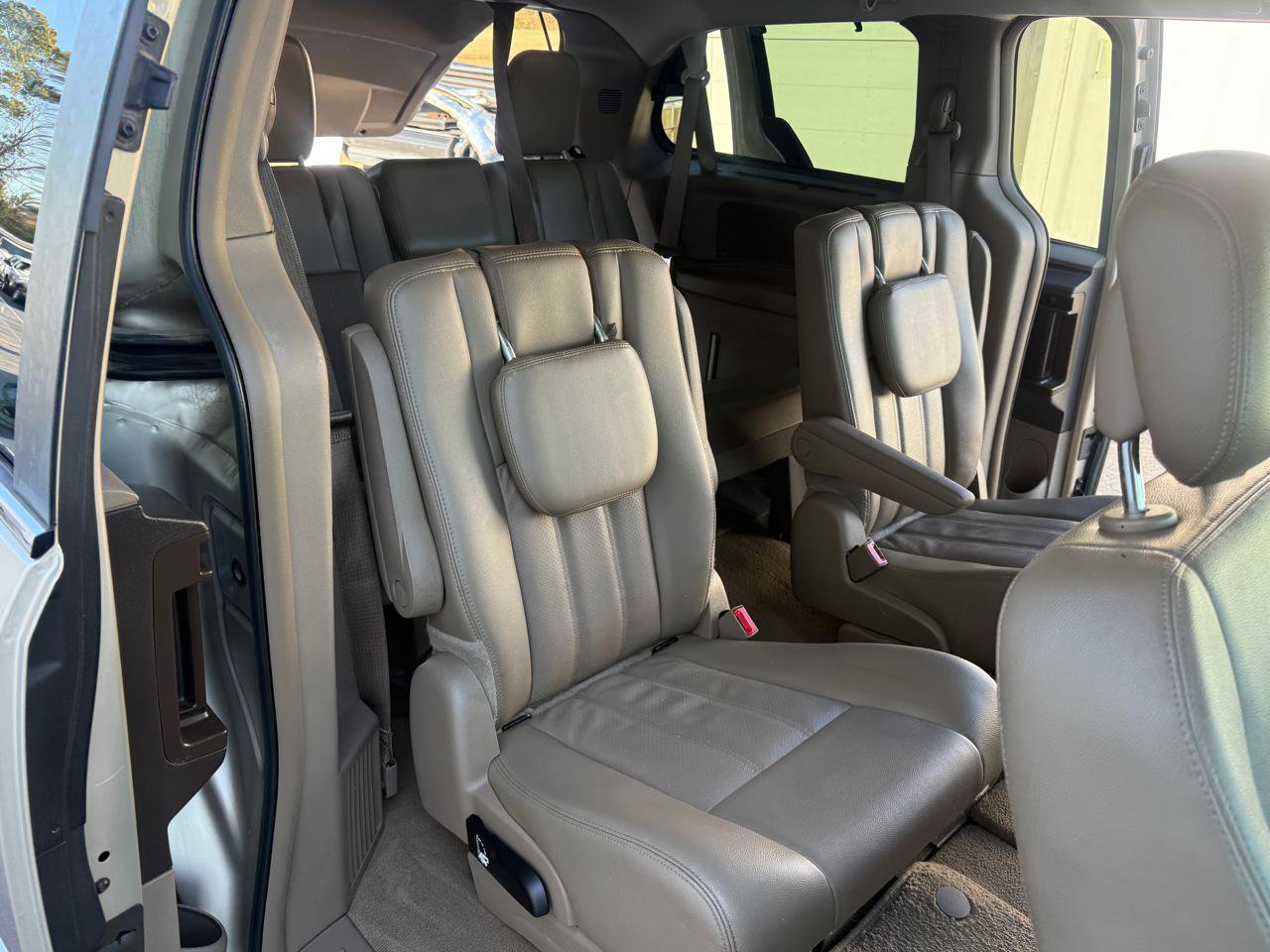 Used 2014 Chrysler Town & Country Touring-L w/ Driver Convenience Group FWD image 14