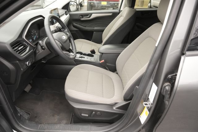 Used 2022 Ford Escape SE w/ SE Sport Appearance Package image 9