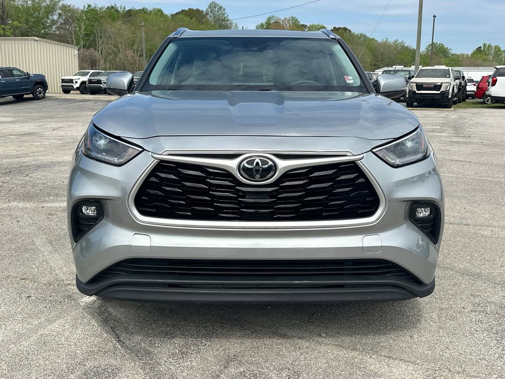 Used 2021 Toyota Highlander XLE image 3