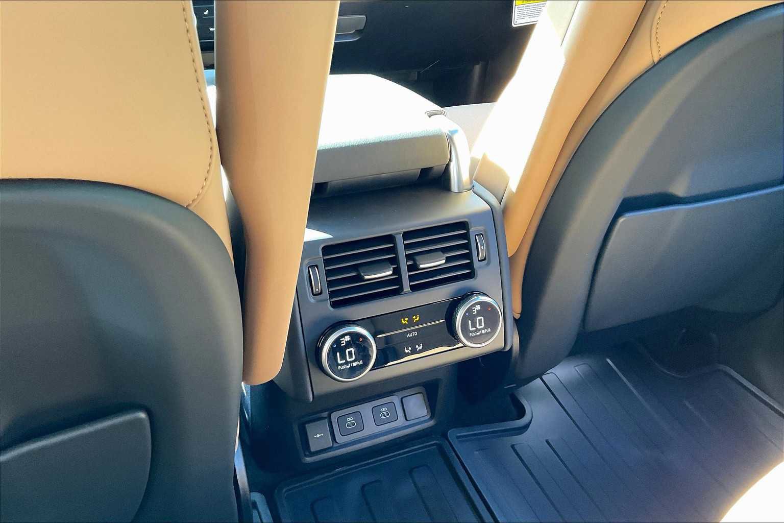 New 2025 Land Rover Discovery Dynamic SE image 16