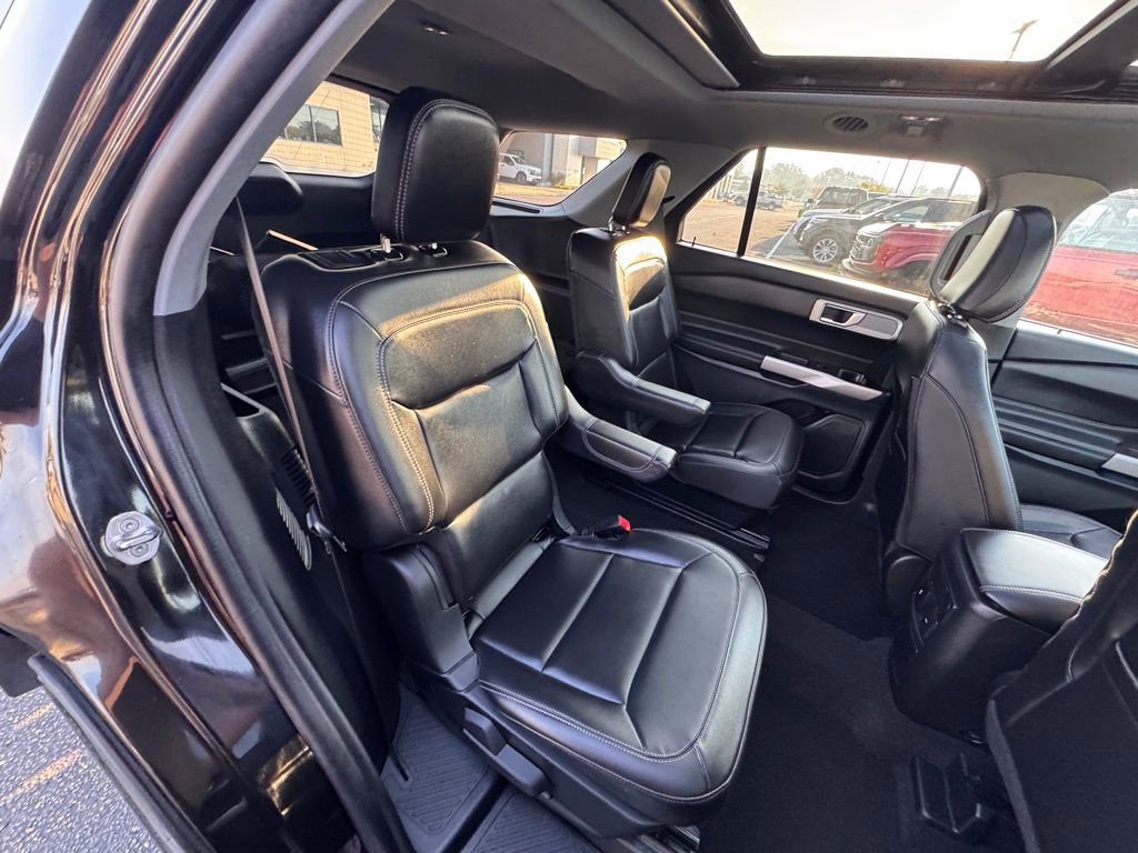 Used 2023 Ford Explorer XLT w/ Equipment Group 202A AWD/4WD image 18