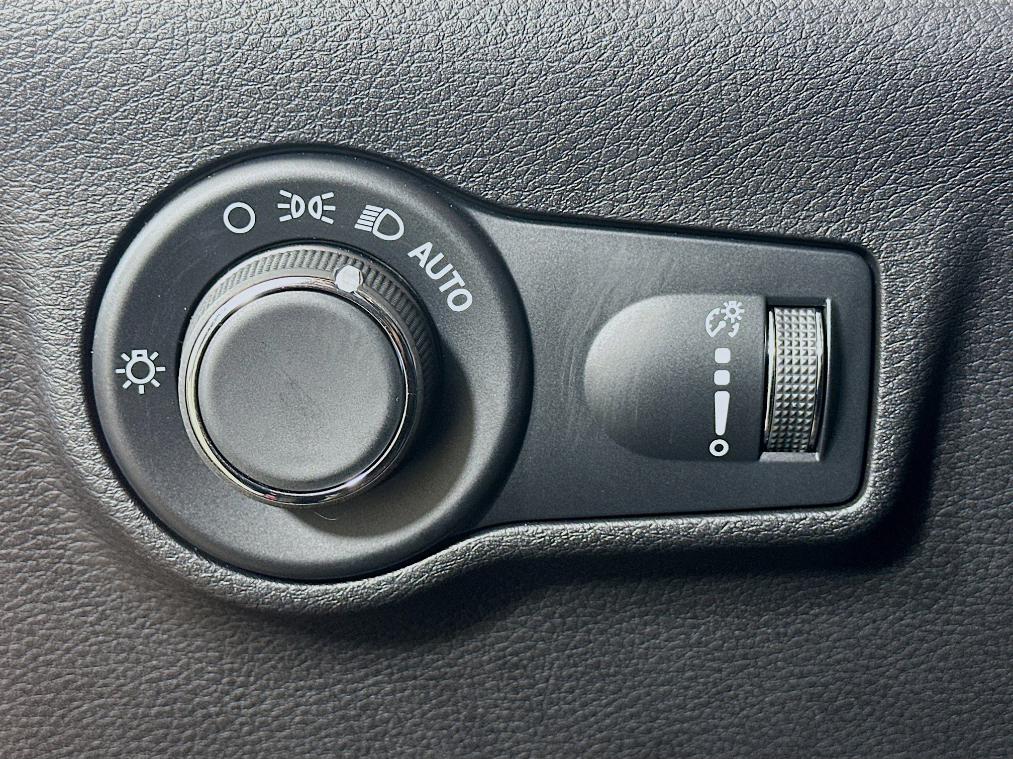 Certified 2025 Jeep Compass Sport image 10