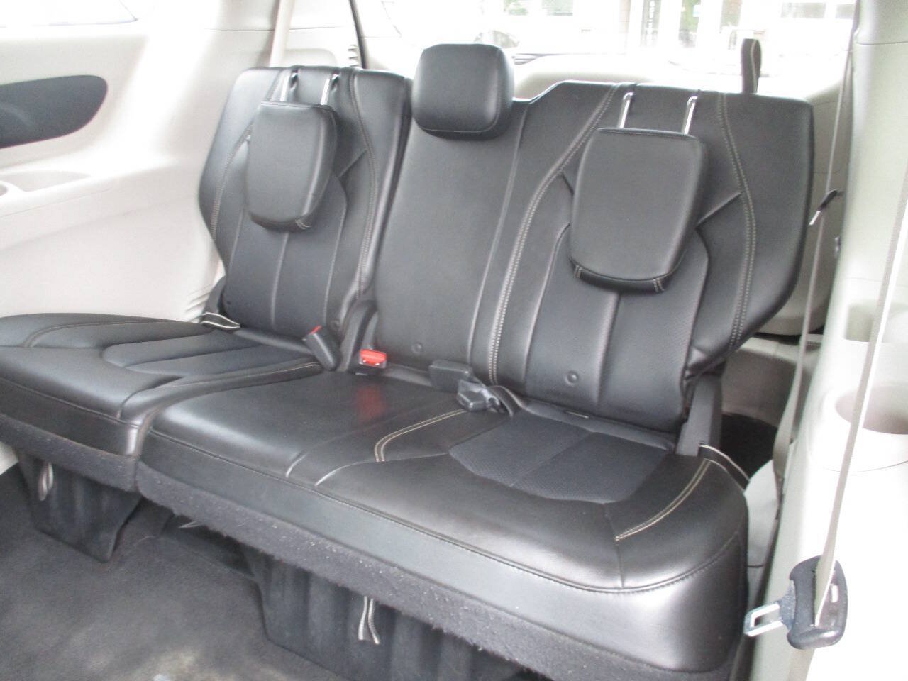 Used 2020 Chrysler Voyager Lxi FWD image 29