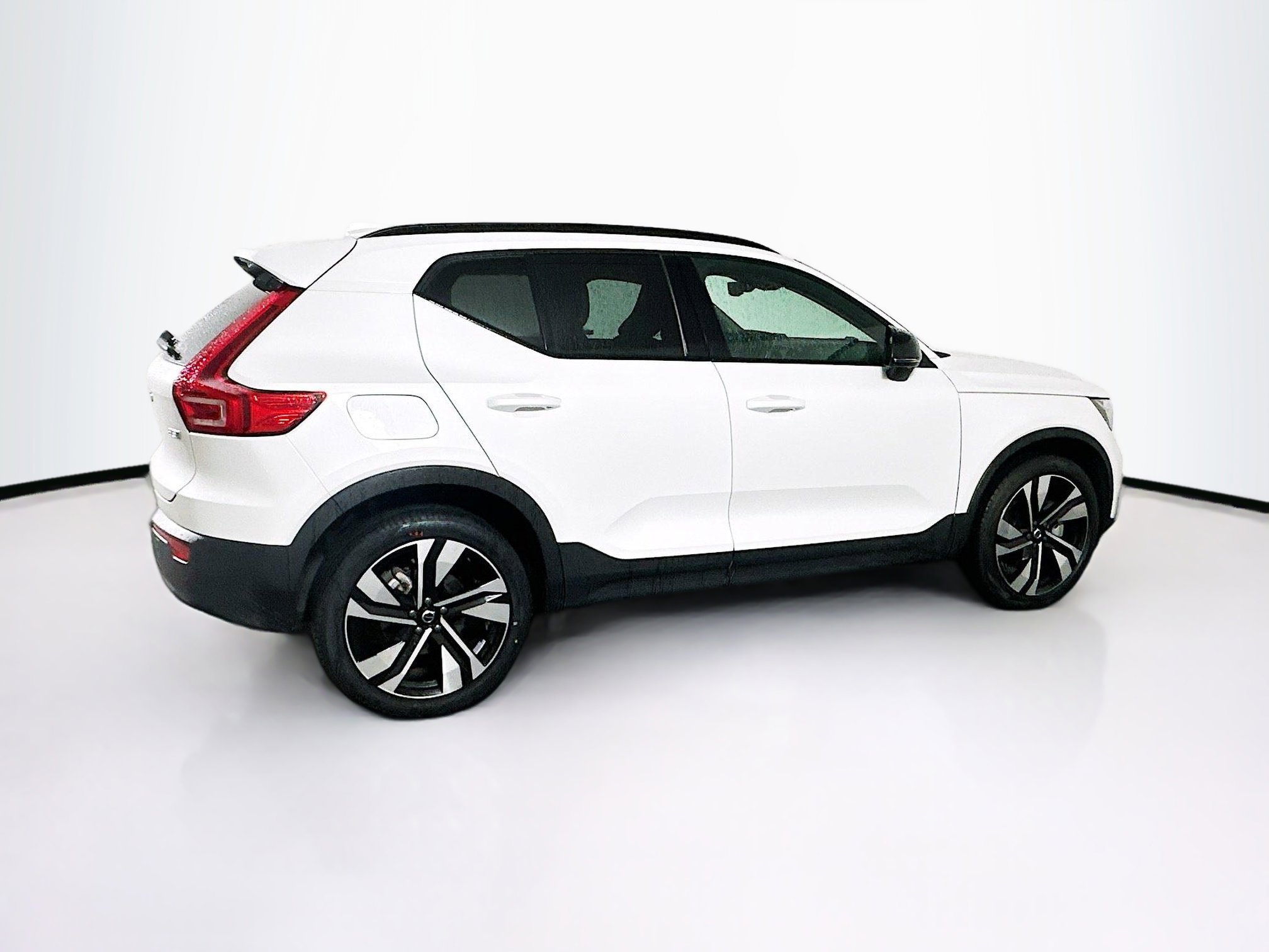 Used 2024 Volvo XC40 B5 Plus w/ Climate Package image 10