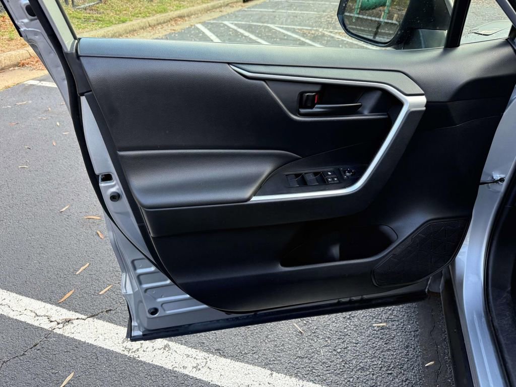 Used 2021 Toyota RAV4 LE image 12