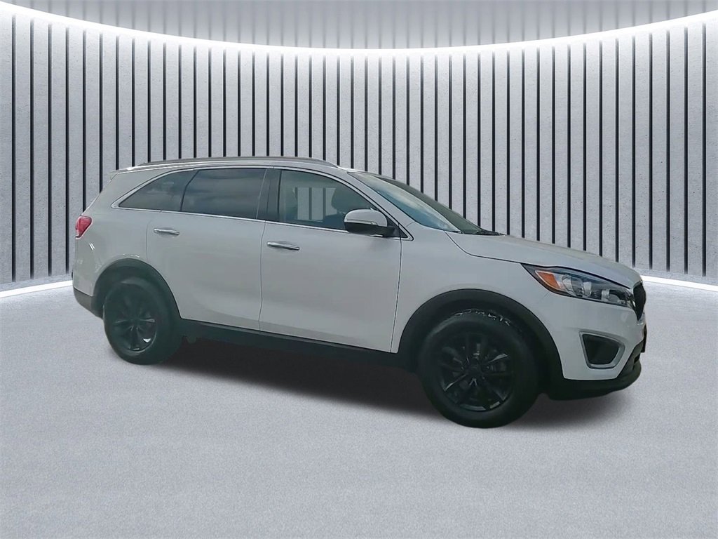 Used 2017 Kia Sorento LX w/ LX V6 Convenience Package image 3