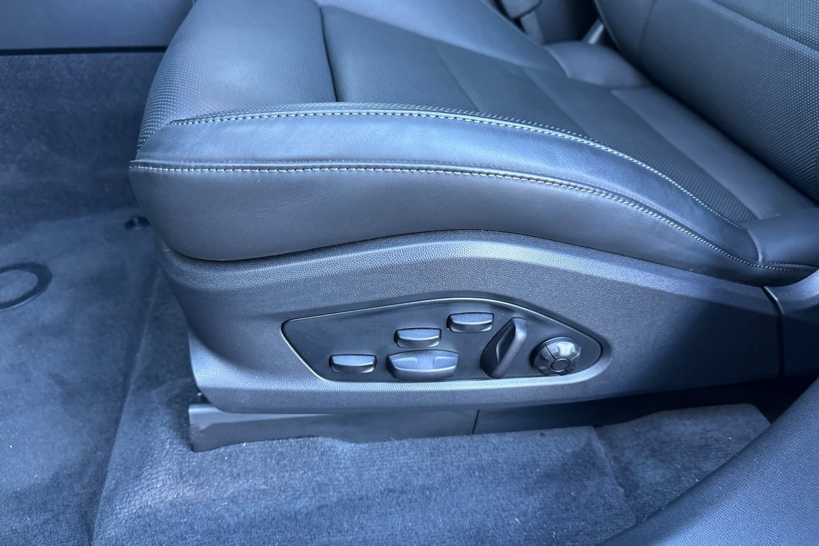 Certified 2025 Porsche Macan 4 Electric image 14