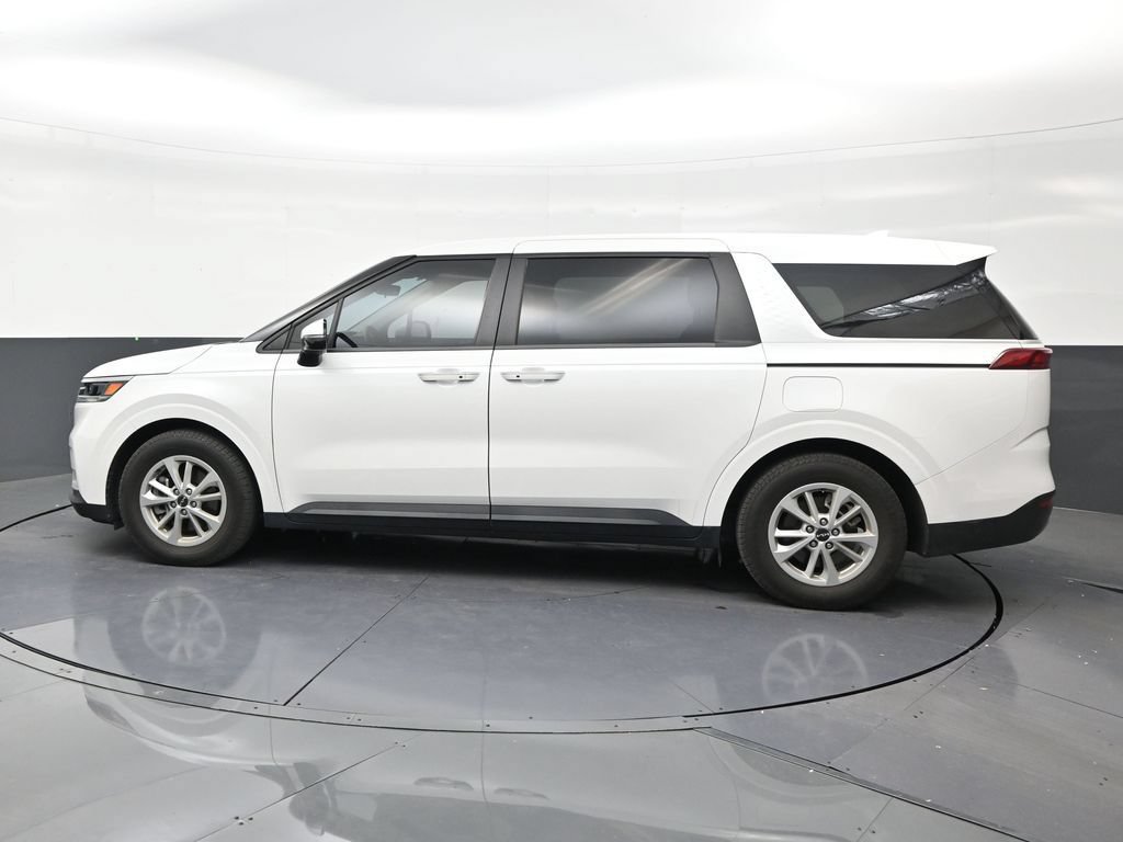 Used 2024 Kia Carnival LX FWD image 2