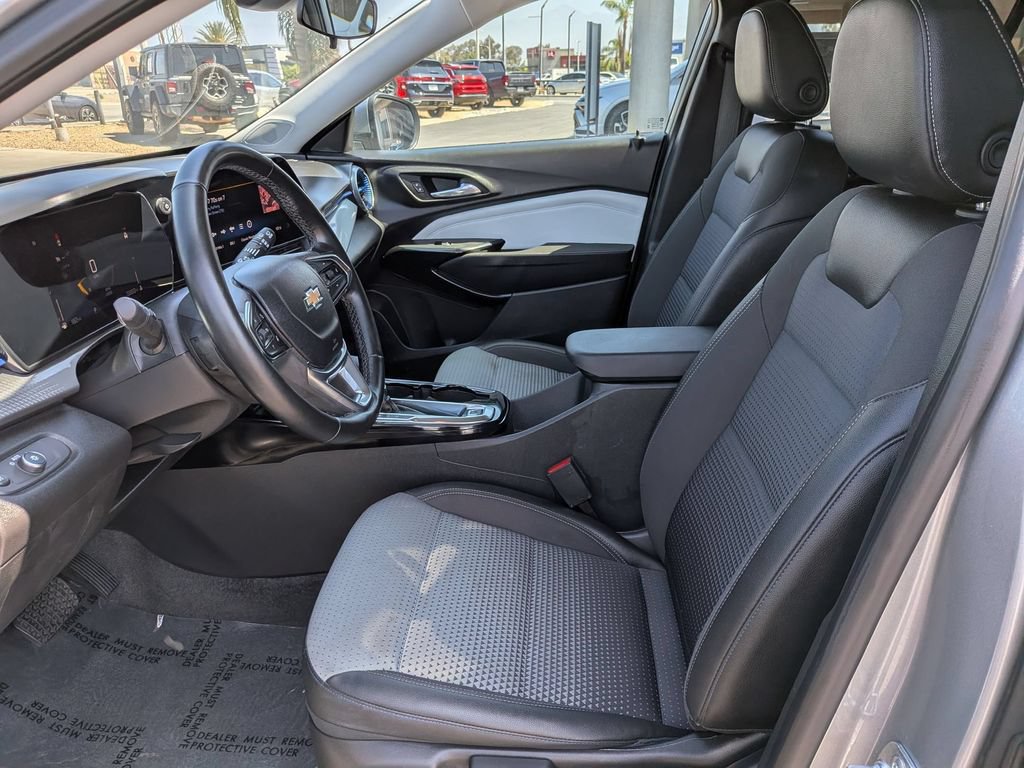 Used 2025 Chevrolet Trax LT w/ LT Convenience Package FWD image 15