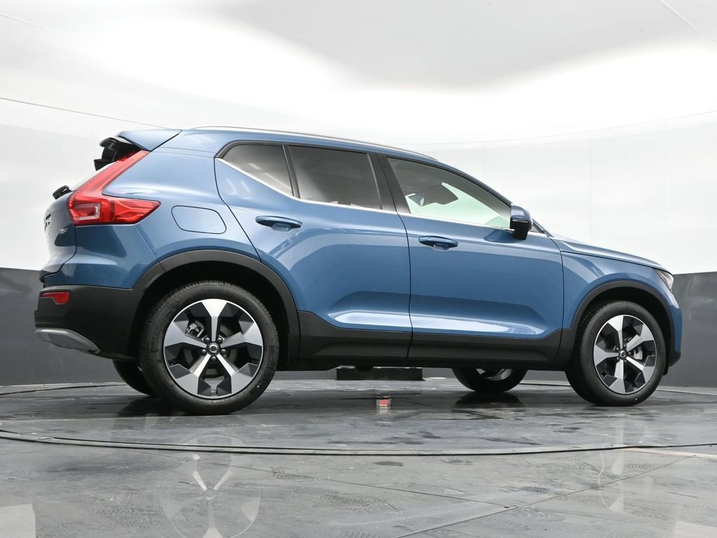 New 2025 Volvo XC40 B5 Core w/ Climate Package AWD/4WD image 40