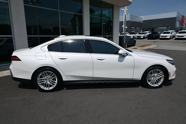 Used 2025 BMW 530i w/ Premium Package RWD image 9