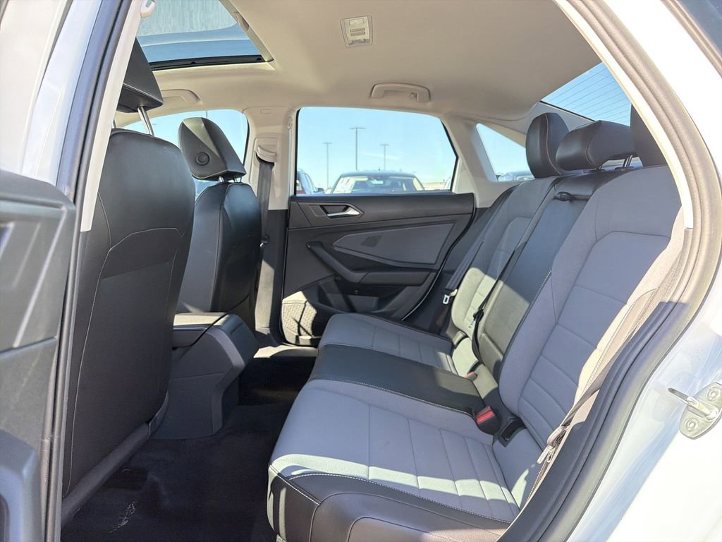 Used 2025 Volkswagen Jetta SE image 14