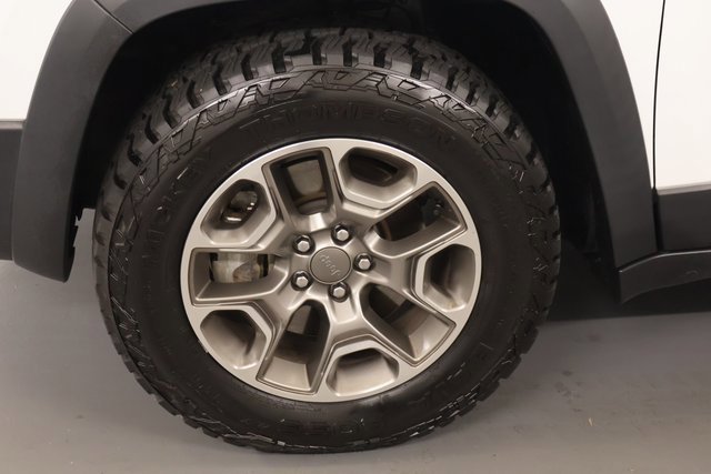Used 2020 Jeep Cherokee Trailhawk w/ Cold Weather Group AWD/4WD image 8