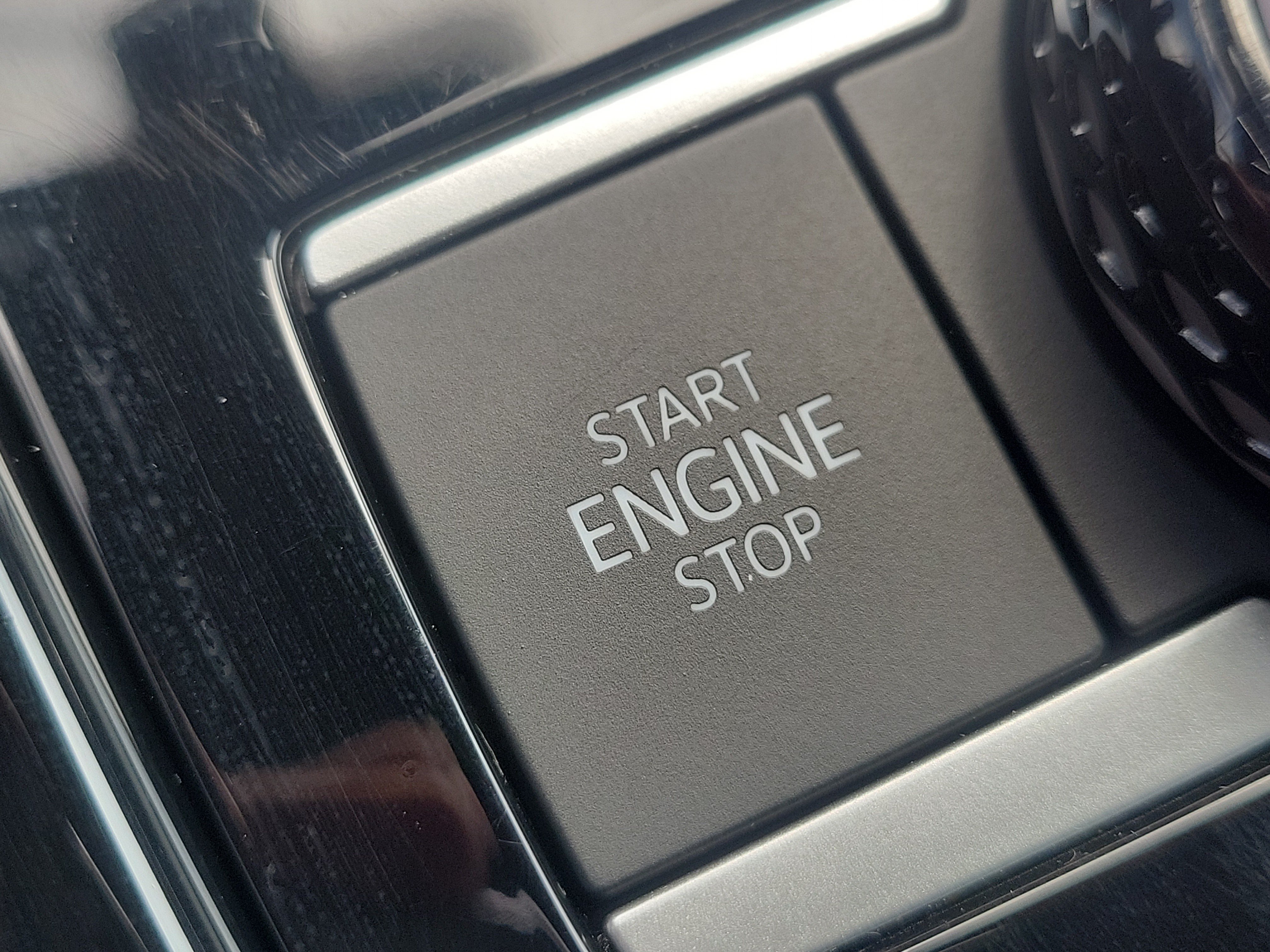 Used 2025 Volkswagen Tiguan SEL R-Line AWD/4WD image 25