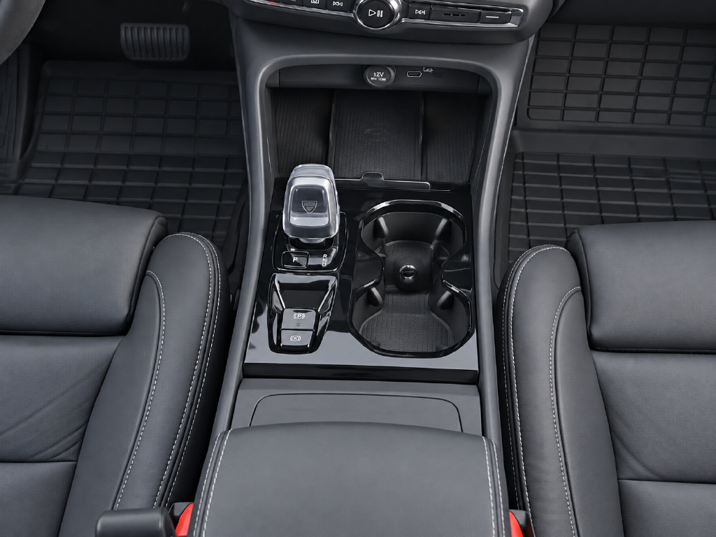 Certified 2024 Volvo XC40 B5 Plus w/ Protection Package Premier AWD/4WD image 14