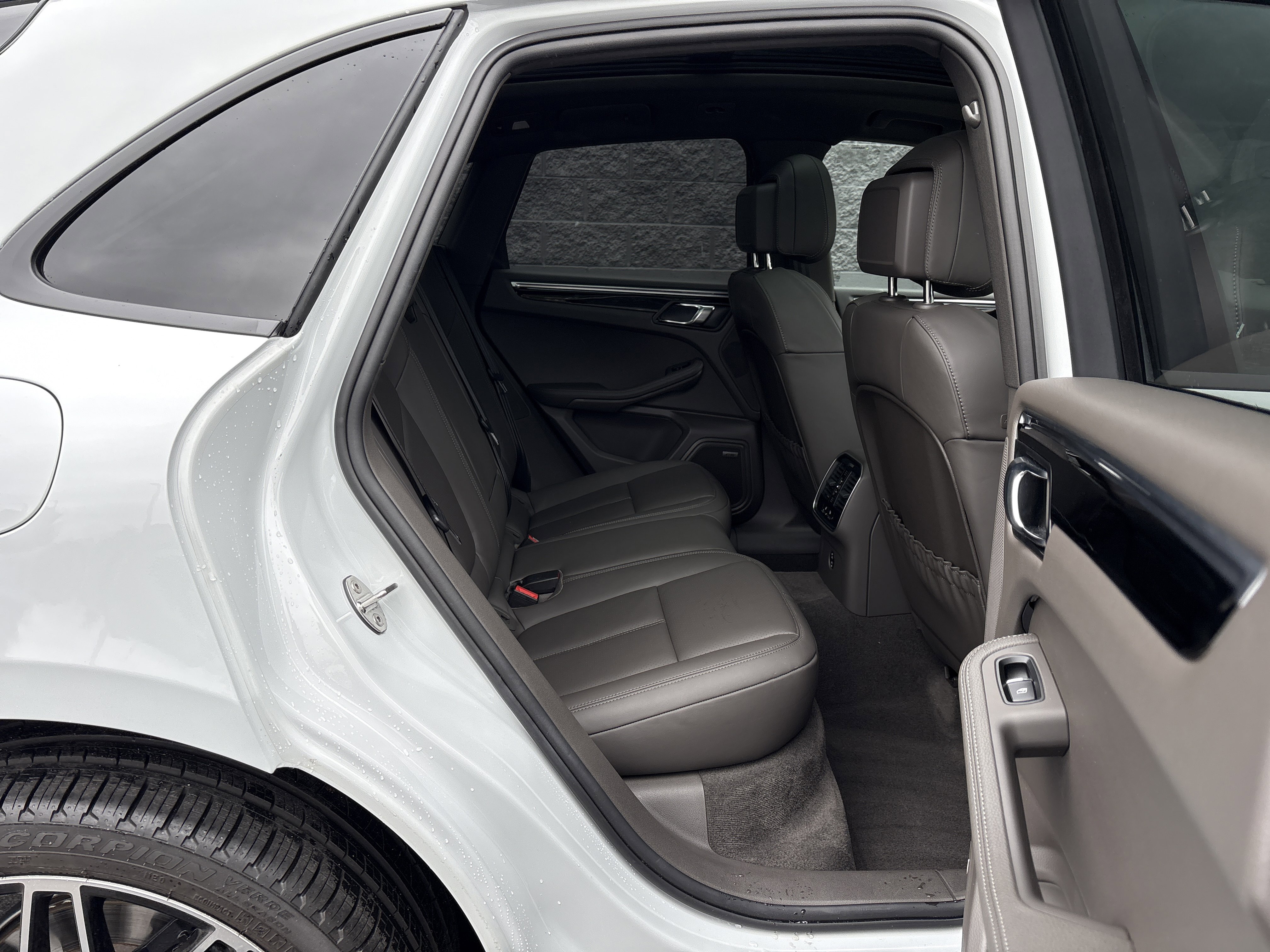 Certified 2025 Porsche Macan image 30