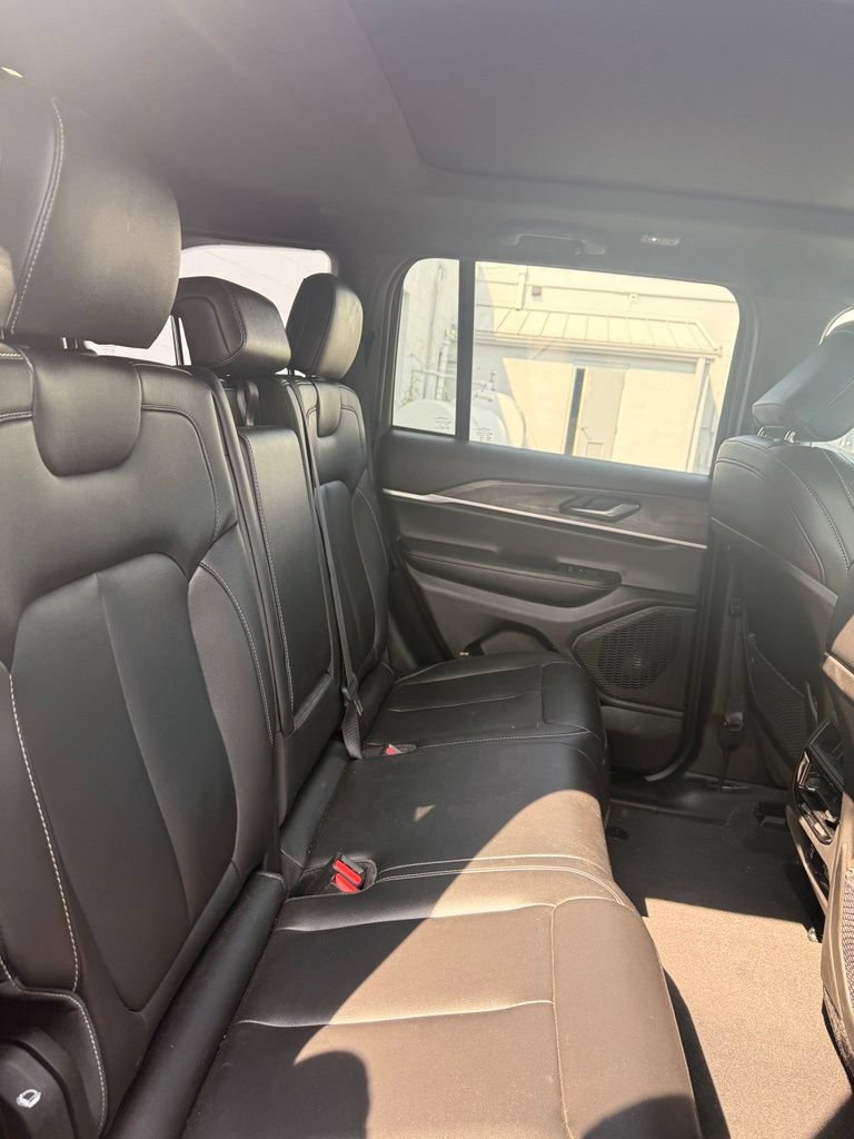 Used 2025 Jeep Grand Cherokee Limited AWD/4WD image 10
