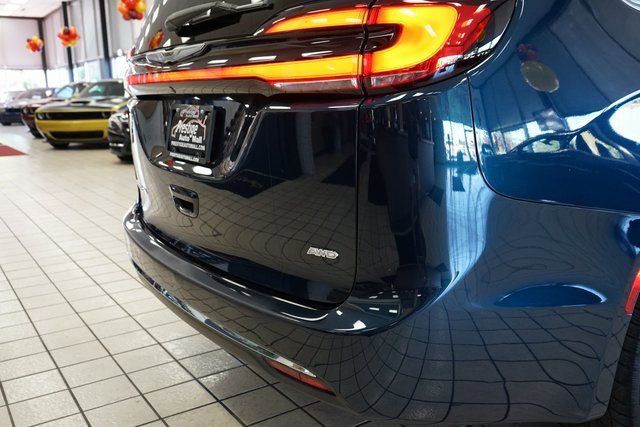 Used 2022 Chrysler Pacifica Touring-L image 15