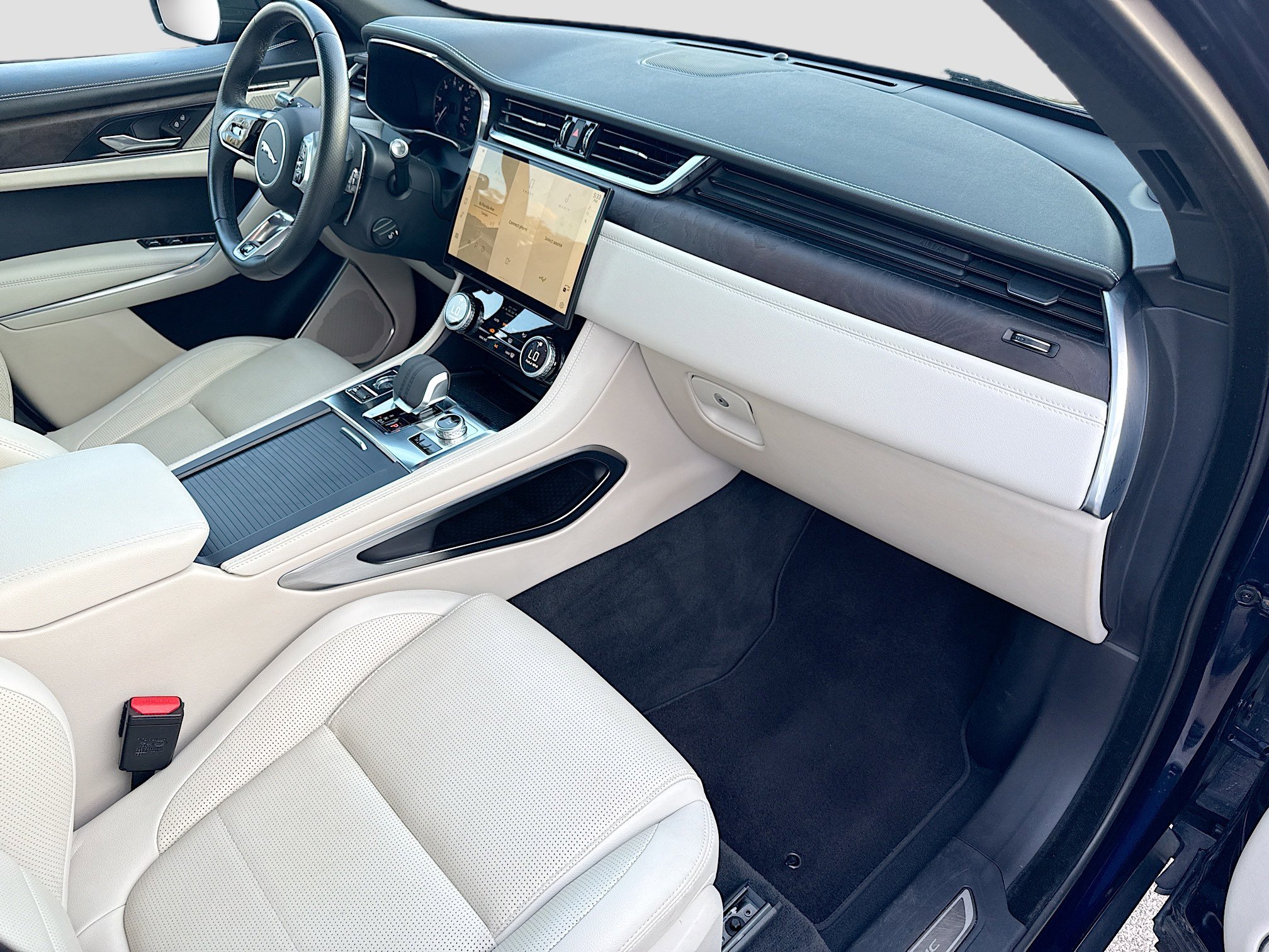 Used 2023 Jaguar F-PACE R-Dynamic S image 14