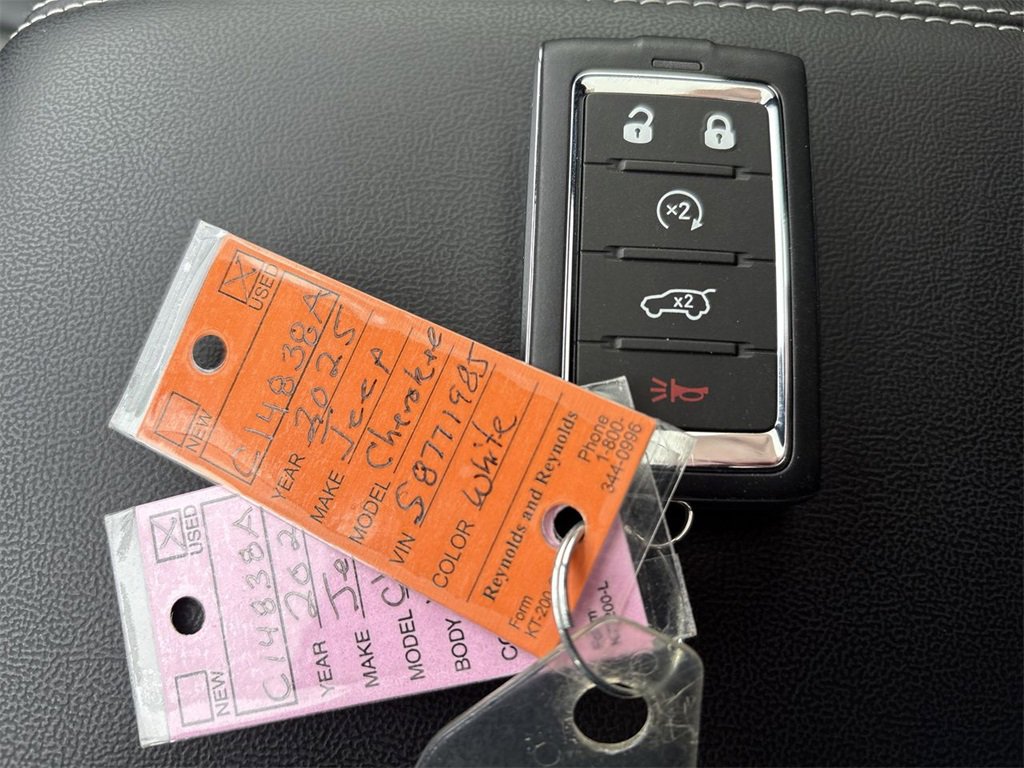 Used 2025 Jeep Grand Cherokee L Altitude image 17