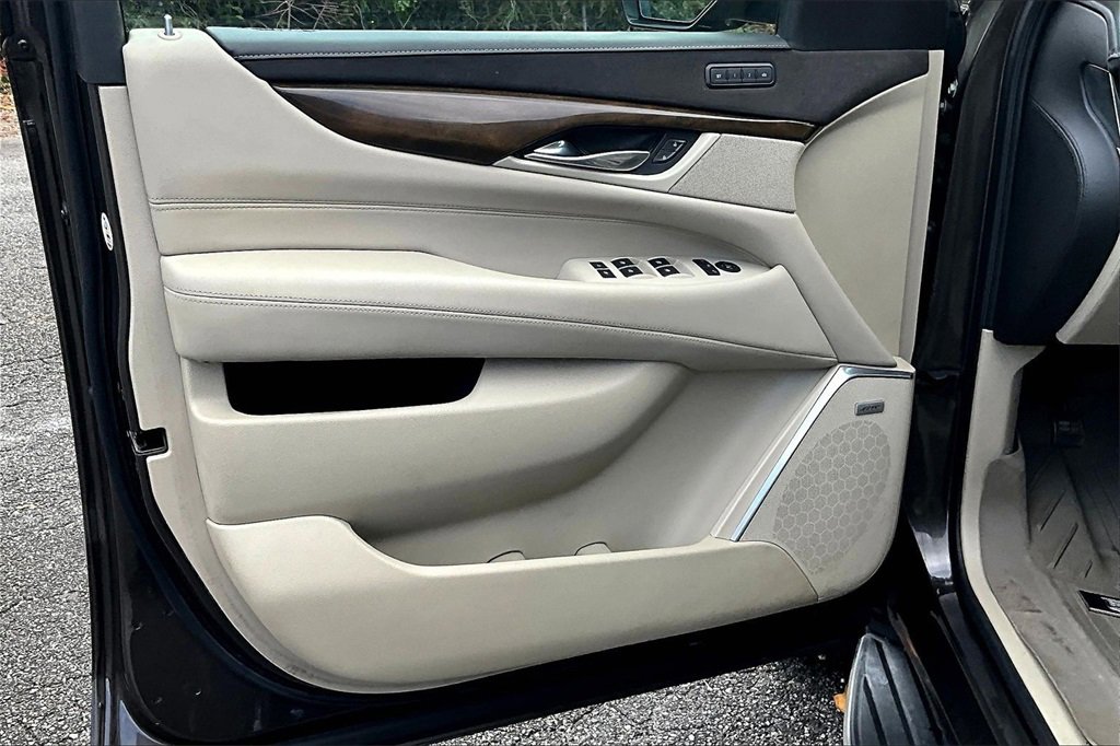 Used 2020 Cadillac Escalade Luxury image 18