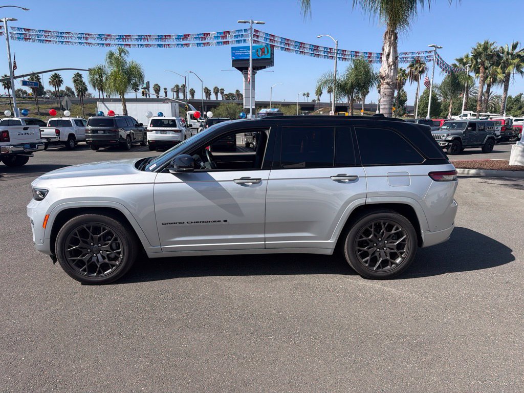 Used 2025 Jeep Grand Cherokee Summit w/ Obsidian Package AWD/4WD image 2