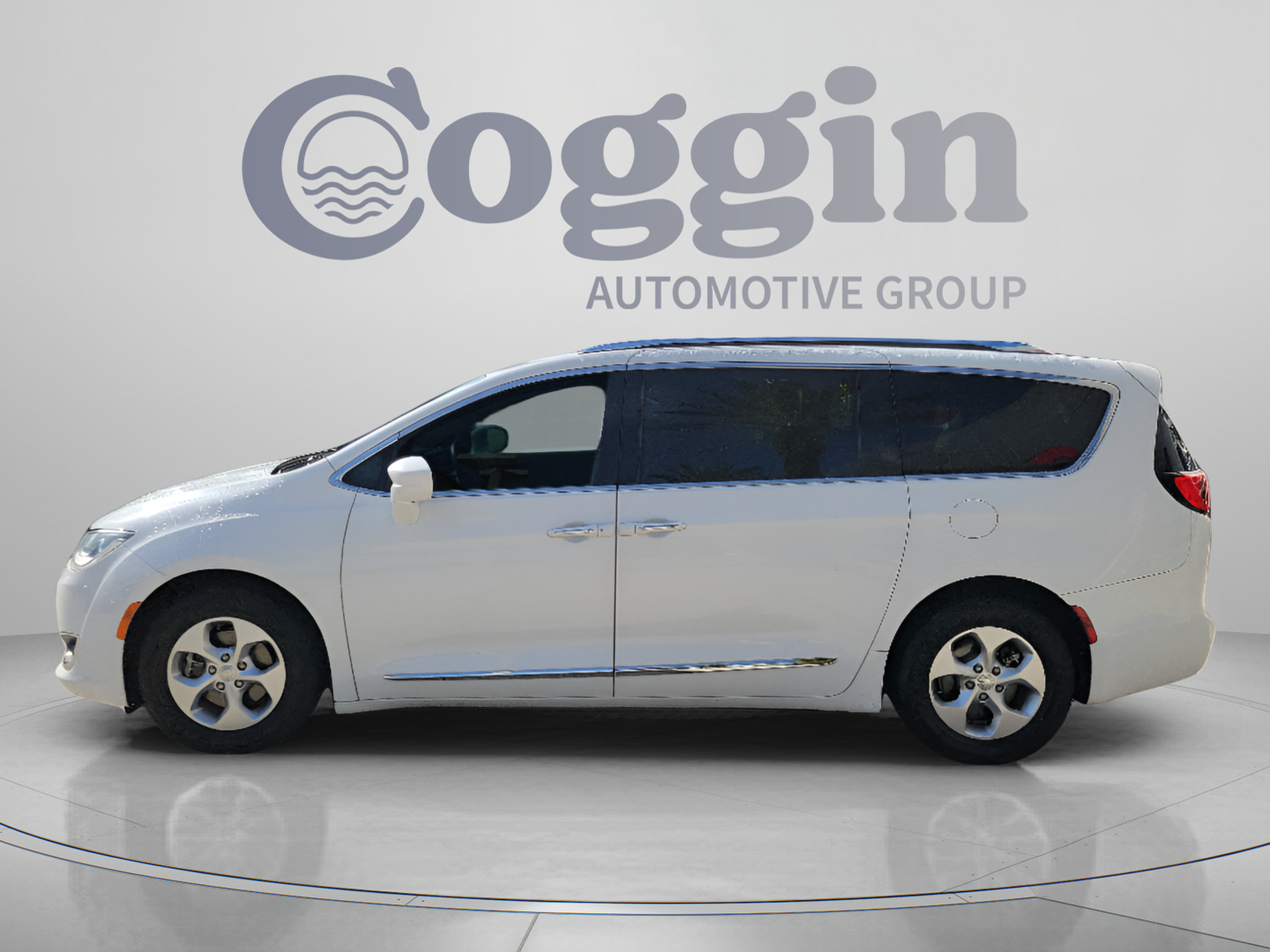 Used 2017 Chrysler Pacifica Touring-L Plus FWD image 2