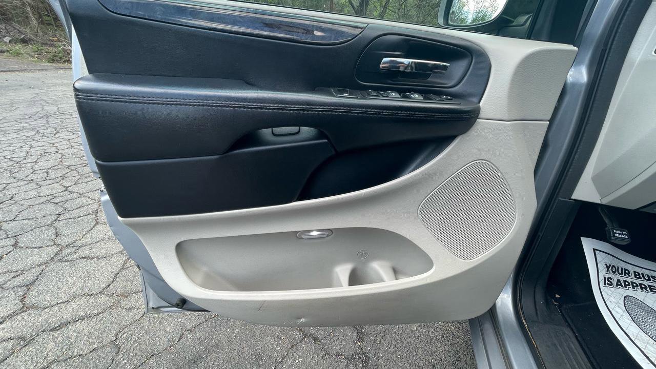 Used 2014 Dodge Grand Caravan SXT image 9