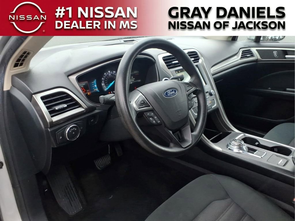 Used 2018 Ford Fusion SE w/ Fusion SE Technology Package FWD image 9