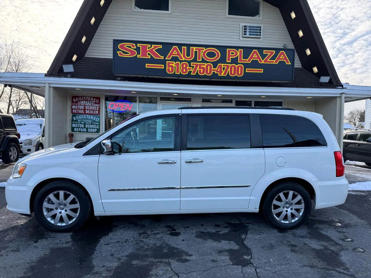 Used 2012 Chrysler Town & Country Touring-L w/ Entertainment Group #2 image 4