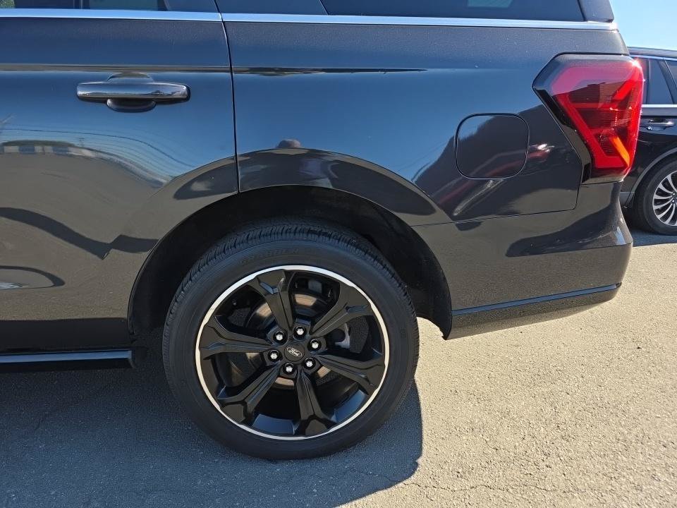 Used 2023 Ford Expedition Limited AWD/4WD image 3