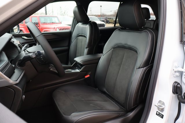 New 2025 Jeep Grand Cherokee Altitude image 10