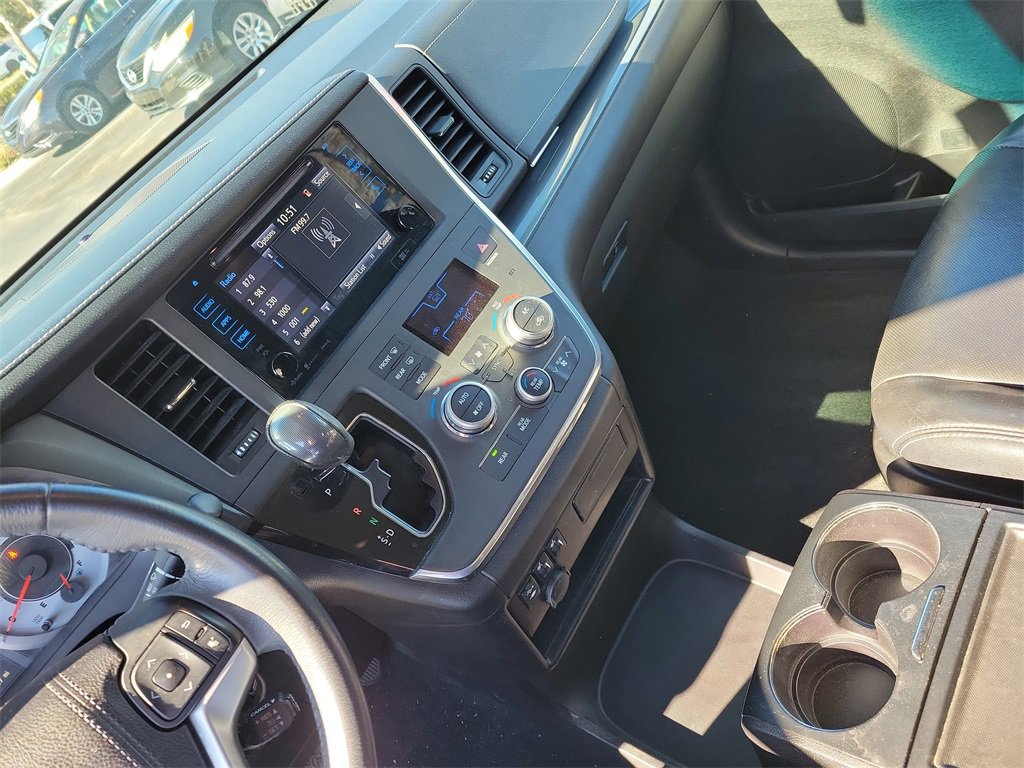 Used 2017 Toyota Sienna SE image 36
