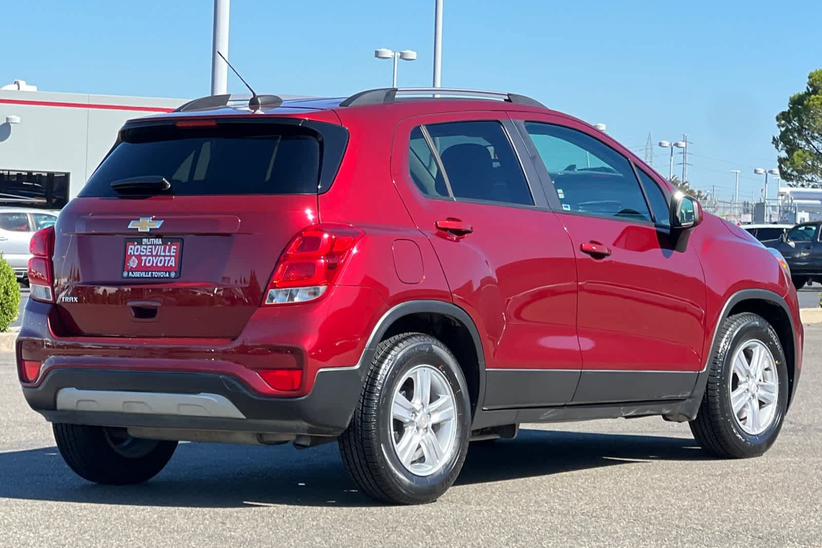 Used 2022 Chevrolet Trax LT w/ LT Convenience Package FWD image 2