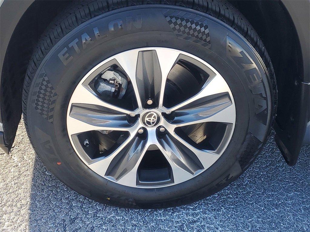 Used 2024 Toyota Highlander XLE image 4