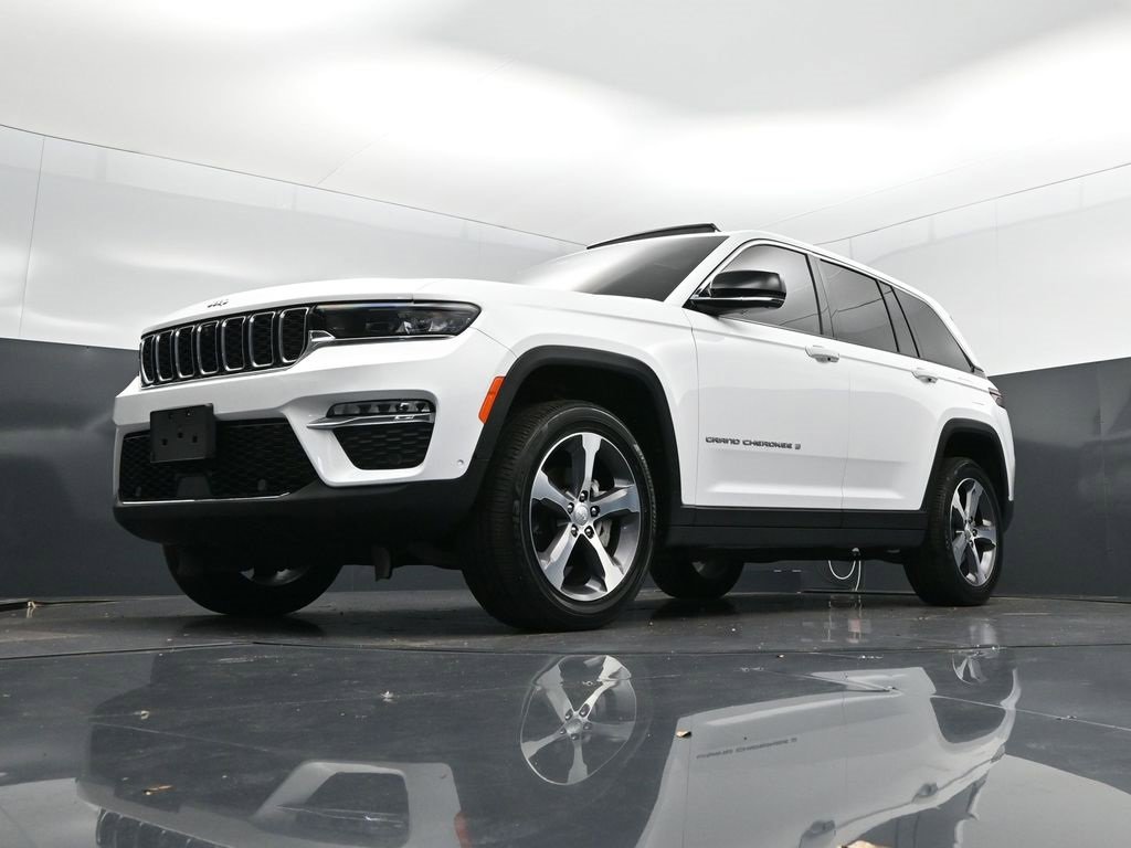 Used 2024 Jeep Grand Cherokee Limited w/ Luxury Tech Group II image 40