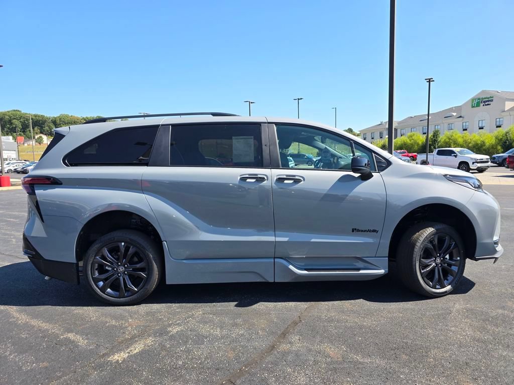 Used 2025 Toyota Sienna XSE w/ XSE Plus Package FWD image 21