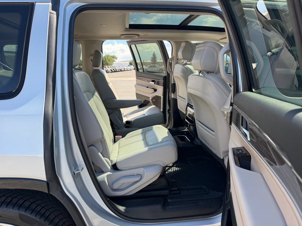 Used 2022 Jeep Wagoneer Series III w/ Premium Group I AWD/4WD image 16