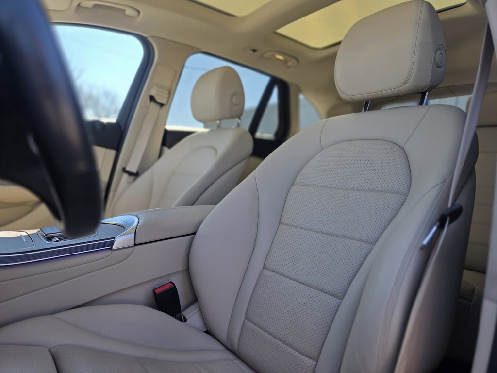 Used 2022 Mercedes-Benz GLC 300 4MATIC w/ Multimedia Package Lite image 19