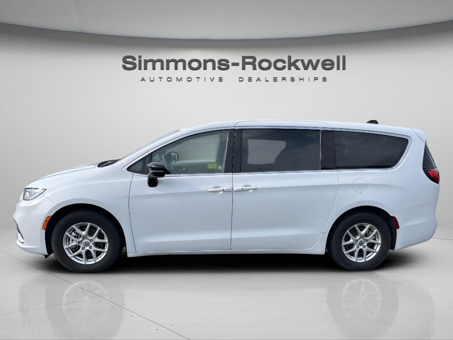 Used 2024 Chrysler Pacifica Touring-L FWD image 2